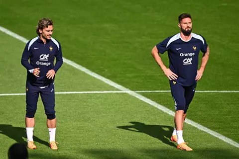 منتخب فرنسا: جريزمان سيحصل على التكريم الذي يستحقه مثل جيرو.. وأردناهما معا